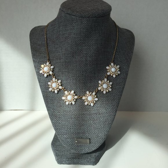 💎⁕💎Goldtone/White/Crystal Statement Necklace⁕💎 - Picture 2 of 5
